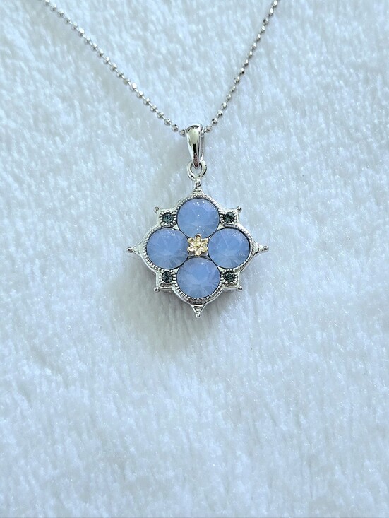 bleu sage Jewelry - bleu💙 sage Swarovski Flower🏵 Pendant Necklace - NWT